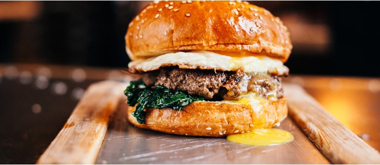 GREEN CHILI BURGER ΜΕ ΑΥΓΟ