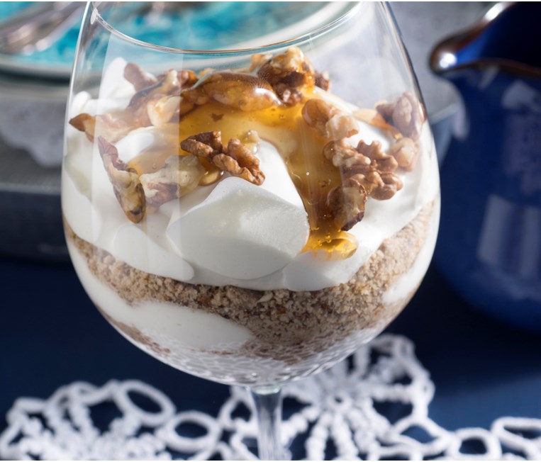 CHEESECAKE ΜΕ ΜΕΛΙ ΚΑΙ ΚΑΡΥΔΙΑ