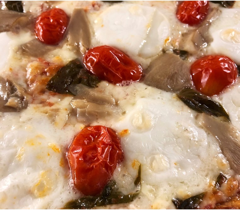 ΤΥΡΟΠΙΤΑ ΜΕ ΛΙΑΣΤΗ ΝΤΟΜΑΤΑ ΚΑΙ ΕΛΙΕΣ