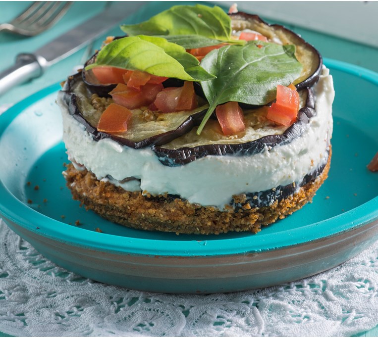 CHEESECAKE ΜΕ ΜΕΛΙΤΖΑΝΑ ΚΑΙ ΒΑΣΙΛΙΚΟ