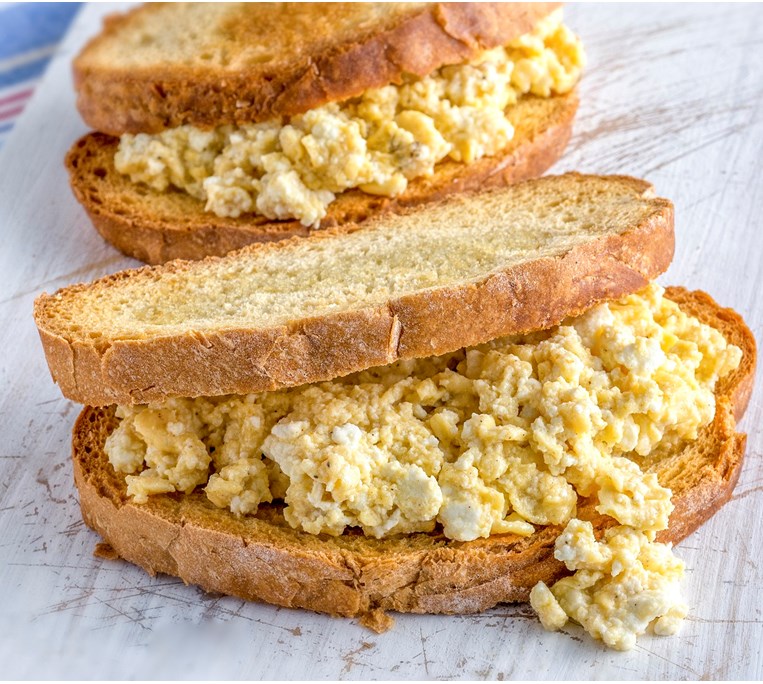 ΣΑΝΤΟΥΙΤΣ ΜΕ SCRAMBLED EGGS
