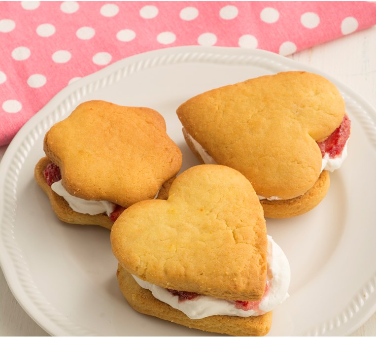 ΜΠΙΣΚΟΤΑ ΜΕ ΚΡΕΜΑ ΚΑΙ ΦΡΑΟΥΛΕΣ