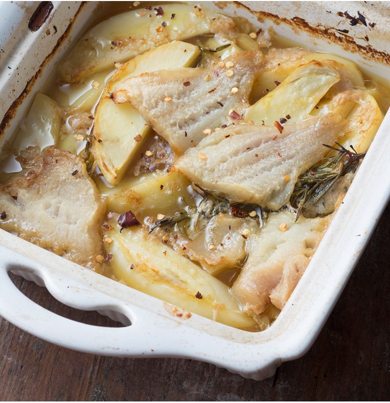 ΜΠΑΚΑΛΙΑΡΟΣ ΣΤΟ ΦΟΥΡΝΟ ΜΕ ΠΑΤΑΤΕΣ ΚΑΙ ΔΕΝΔΡΟΛΙΒΑΝΟ