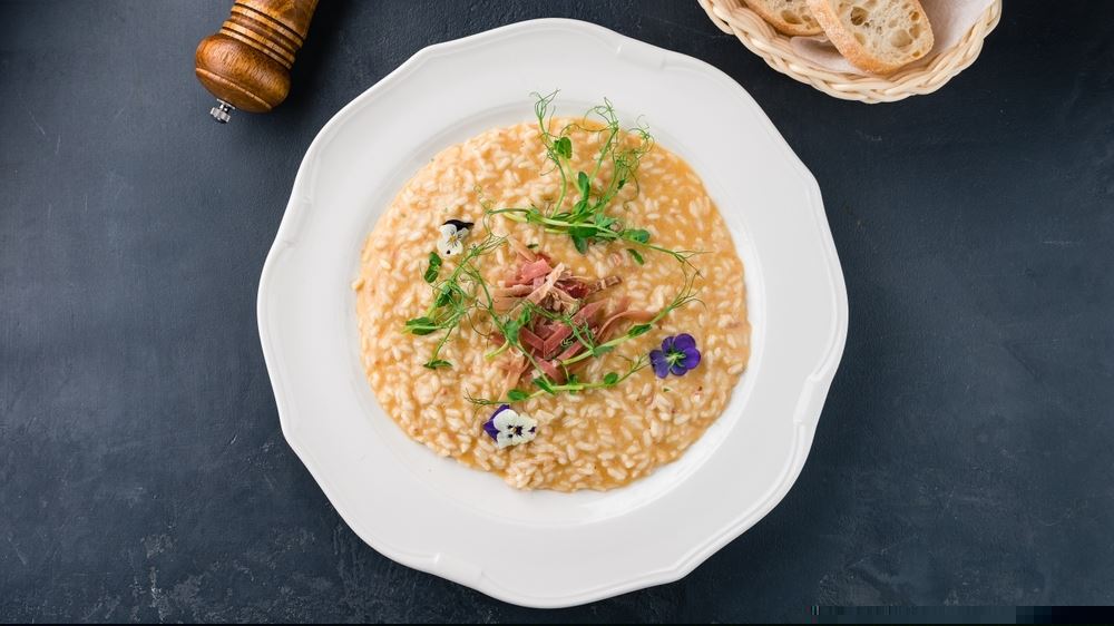 Ριζότο με χοιρινή πανσέτα και χαμόν σεράνο (Ισπανία)