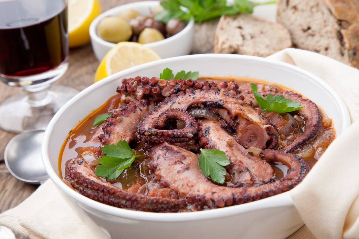 Χταπόδι με σάλτσα ντομάτας και ούζο