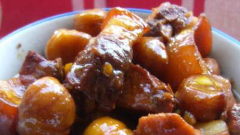 Τηγανια χοιρινου με καστανα και μηλα