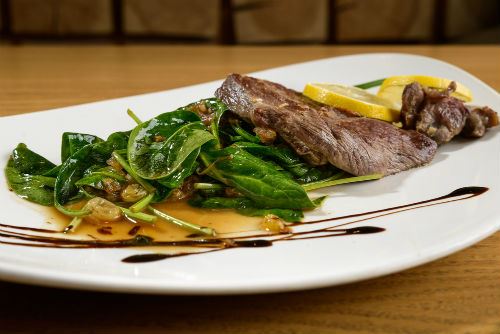 Χοιρινό με λάιμ, kale και φάρο 