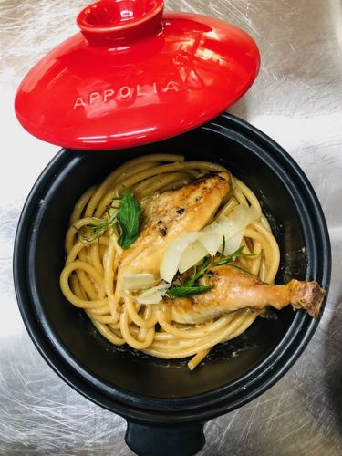 Κόκορας κρασάτος με χοντρό μακαρόνι και γραβιέρα Αμφιλοχίας (του σεφ Γιάννη Στανίτσα)